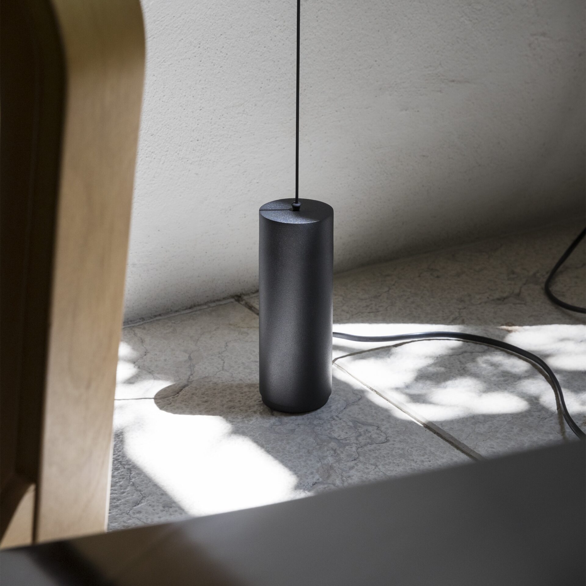 filo luce suelo laton negro colgante diseño tienda luces moderno clasico iluminación eliana valencia