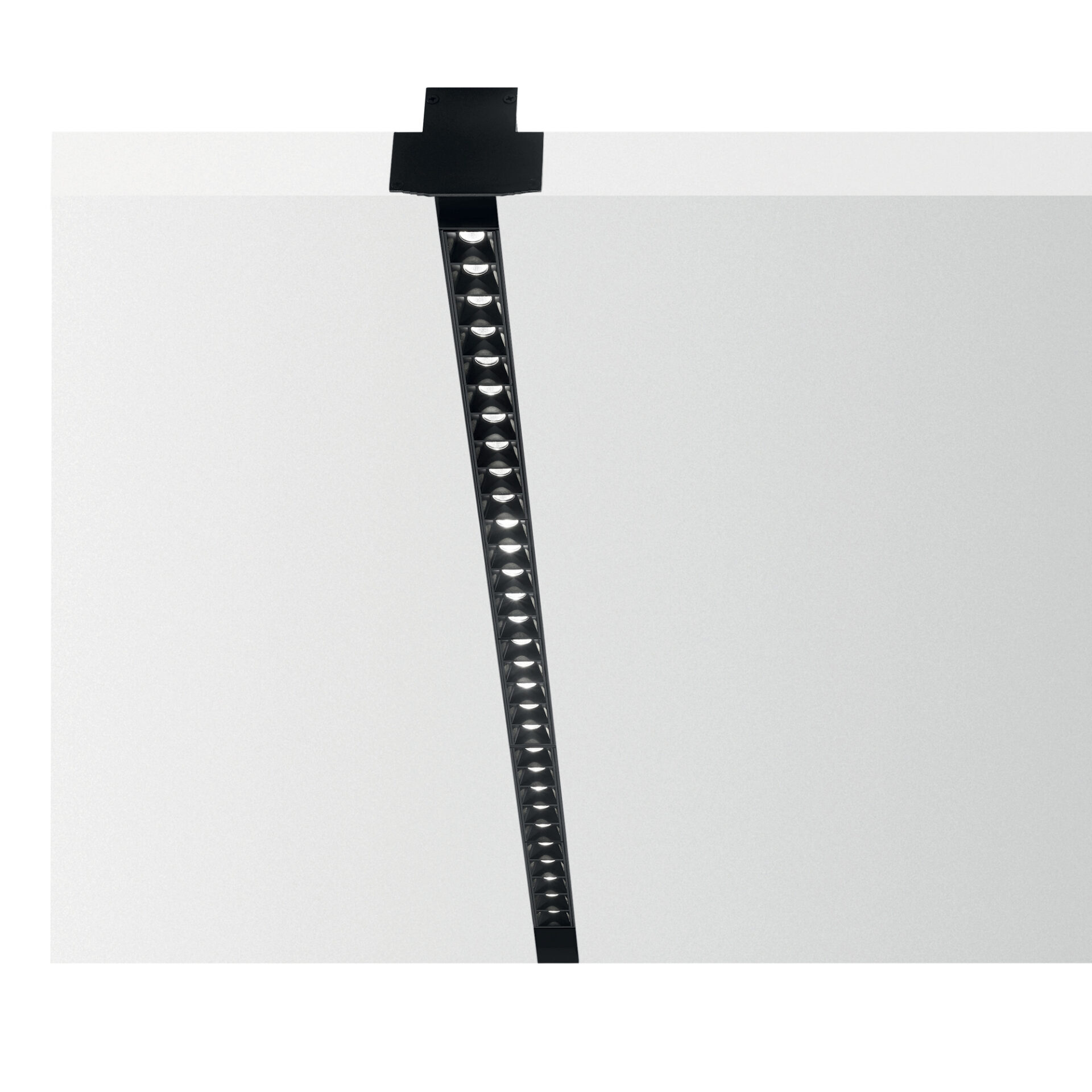 ARCA Sistema lineal de aluminio extruido compatible con una amplia gama de luminarias. ARCA está disponible en versiones para insertar en el interior de techos de cartón yeso, fijada al techo o suspendida. Se puede elegir entre distintas longitudes y es compatible con numerosos módulos de iluminación, como se muestra en las fotos de abajo, de 3000K o 4000K, con tecnología LED. Un sistema adecuado para la iluminación profesional, donde se requiere un diseño moderno, como tiendas y oficinas. Descubra la gama completa en nuestro showroom.