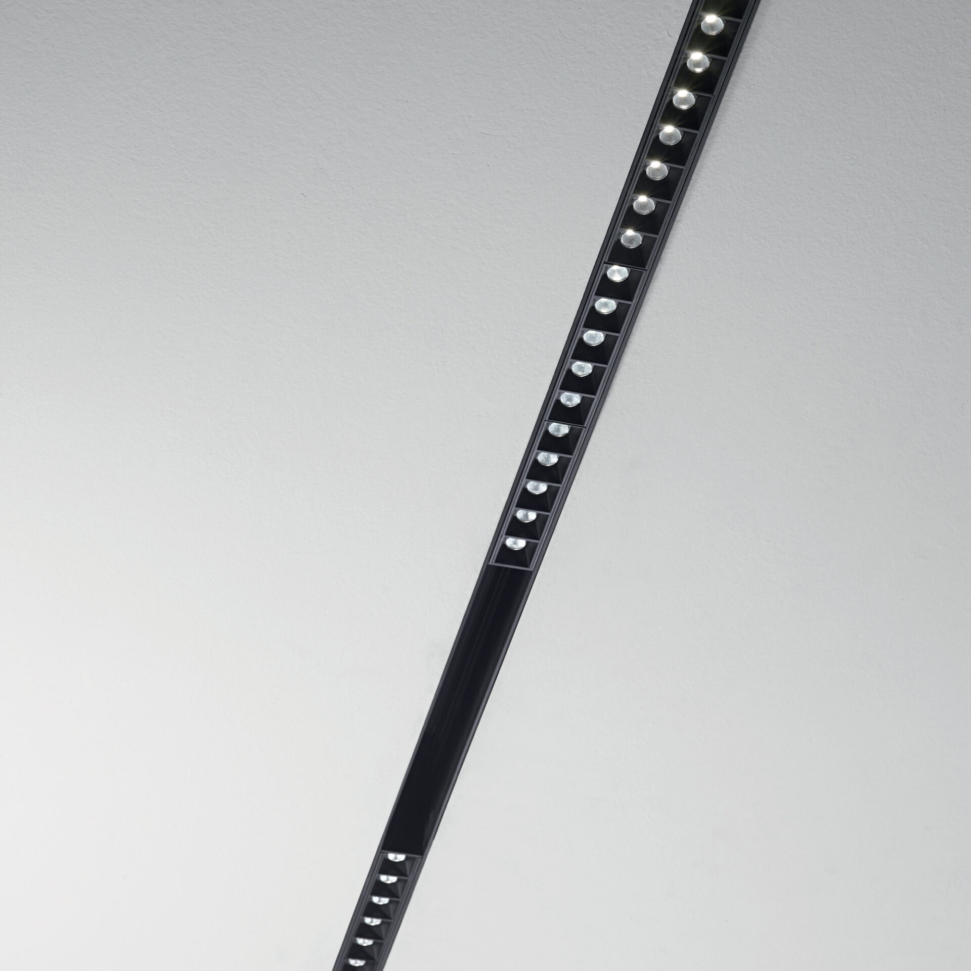 ARCA Sistema lineal de aluminio extruido compatible con una amplia gama de luminarias. ARCA está disponible en versiones para insertar en el interior de techos de cartón yeso, fijada al techo o suspendida. Se puede elegir entre distintas longitudes y es compatible con numerosos módulos de iluminación, como se muestra en las fotos de abajo, de 3000K o 4000K, con tecnología LED. Un sistema adecuado para la iluminación profesional, donde se requiere un diseño moderno, como tiendas y oficinas. Descubra la gama completa en nuestro showroom.