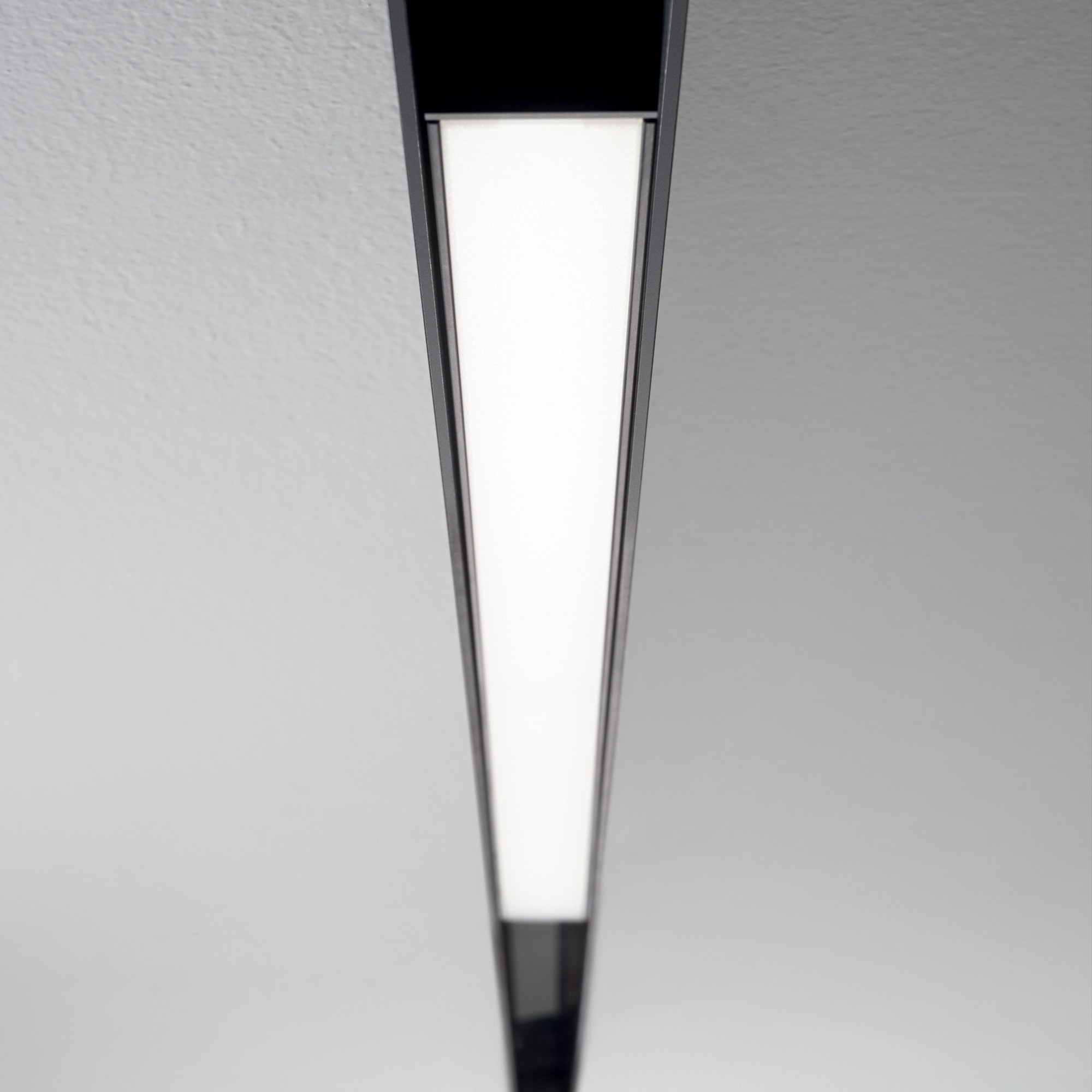 ARCA Sistema lineal de aluminio extruido compatible con una amplia gama de luminarias. ARCA está disponible en versiones para insertar en el interior de techos de cartón yeso, fijada al techo o suspendida. Se puede elegir entre distintas longitudes y es compatible con numerosos módulos de iluminación, como se muestra en las fotos de abajo, de 3000K o 4000K, con tecnología LED. Un sistema adecuado para la iluminación profesional, donde se requiere un diseño moderno, como tiendas y oficinas. Descubra la gama completa en nuestro showroom.